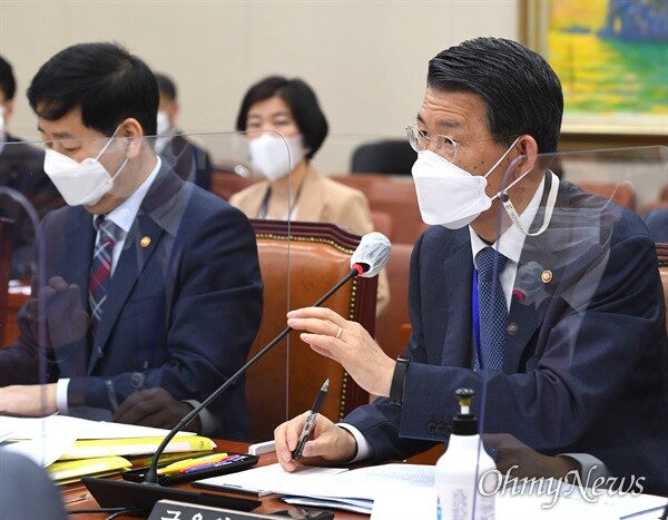 지난 22일, 정무위원회 전체회의에서 발언하는 은성수(사진=오마이뉴스 제공)