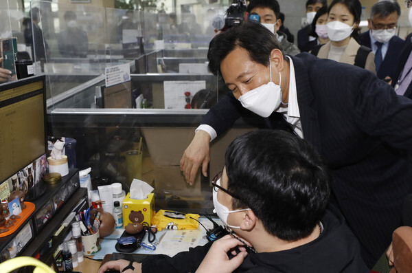 12일 오세훈 시장이 120다산콜재단을 방문해 상담원과 대화를 나누고 있다. 오 시장은 취임하자마자 와보고 싶었다고 말했다.(사진, 연합뉴스)