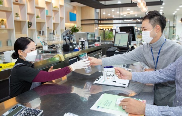 한국서부발전이 지구의 날을 기념해 일회용품 줄이기 캠페인 등 직원참여형 이벤트를 실시했다.(사진=한국서부발전 제공)