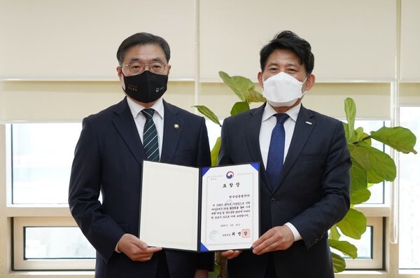 한국남동발전이 발전사 최초로 산림청장상을 수상했다.(사진=한국남동발전 제공)