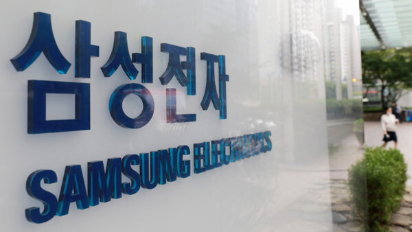 수요일, 삼성전자는 기관과 외국인의 매도세로 하락 마감했다.