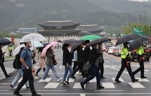 4일 오전 서울 광화문 거리에서 시민들이 우산을 쓰고 발걸음을 재촉하고 있다.  /연합뉴스