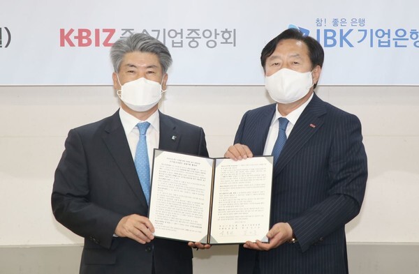 3일 여의도 중소기업중앙회에서 윤종원 IBK기업은행장(왼쪽)과 김기문 중소기업중앙회장(오른쪽)이 업무협약식을 가졌다.(사진=IBK기업은행 제공)
