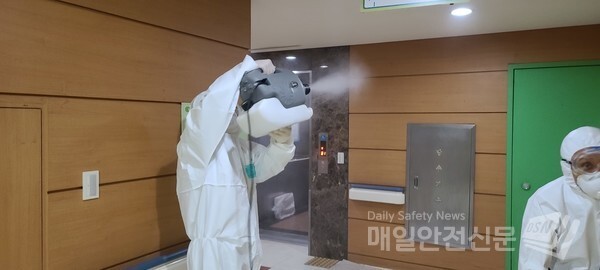 방역하는 코로나19 의료진