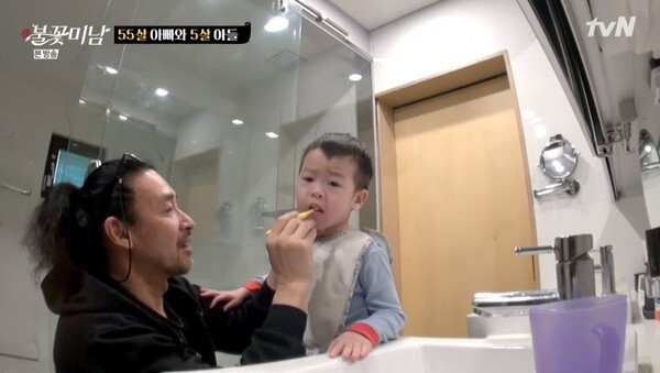 아들 육아에 전념하는 신성우 (사진, tvN '불꽃미남' 캡처)