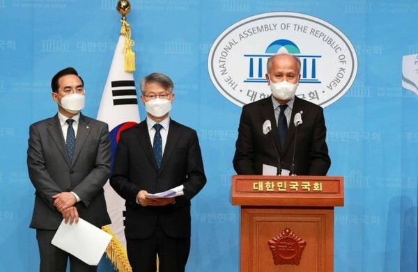 민주당 이용우의원이 7일 오전 기자회견을 하고 있다.(사진=머니투데이 제공)