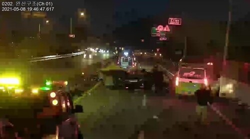 승용차 중앙분리대 들이받아 1명 사망/전북소방본부 제공