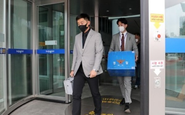 공무원 부동산 투기 혐의를 수사하는 경찰이 11일 대전시 서구 대전시청 압수수색을 통해 확보한 물품을 옮기고 있다./연합뉴스