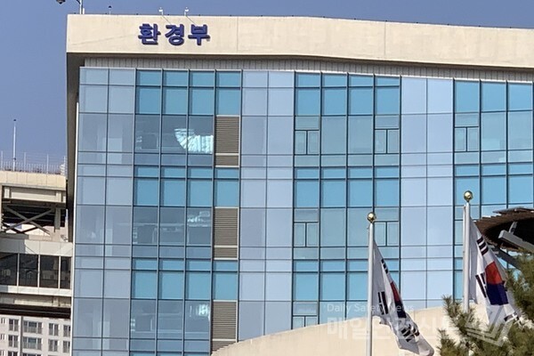 환경부(장관 한정애)와 금강유역환경청(청장 정종선)은 하천관리 일원화에 발맞춰 금강 수변구역과 하천구역을 연계한 다기능 홍수터 조성 연구에 들어갔다고 13일 밝혔다. (사진=매일안전신문 DB)