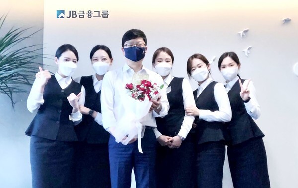 JB금융그룹이 스승의 날을 맞아 '직장 내 스승' 감사 이벤트를 진행했다.(사진=JB그룹 제공)