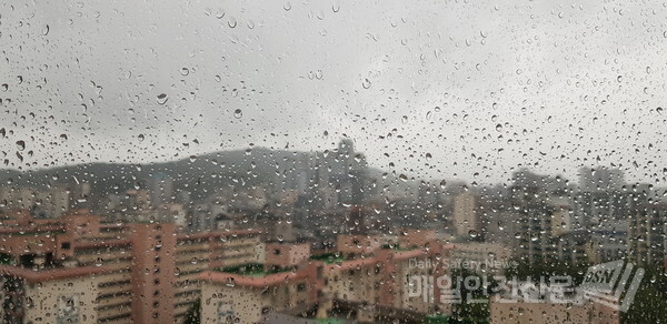 서울 강남 현재 내리는 비의 양은 적으나 오전 많은 비가 예상된다. 강남역 근처 고층에서 우면산과 7.7km떨어진 관악산이 안개와 내리는 비로 인해 멀리 희미하게 보인다.(사진, 김헤연기자)
