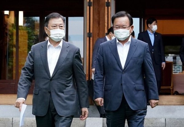 주례회동을 가지고 있는 문재인 대통령과 김부겸 국무총리 (사진, 청와대 제공)