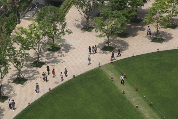 대체로 맑은 날씨를 보인 18일 오후 점심시간을 맞은 직장인 등이 서울광장 일대를 걷고 있다. /연합뉴스