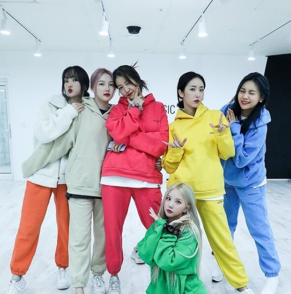 갑작스럽게 해체 소식을 알린 여자친구 (사진, 여자친구 공식 인스타그램 캡처)