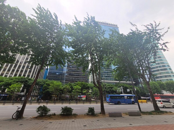 20일 오후 4시부터 강한 바람과 함께 서울에 빗방울이 들기 시작했다. 강남대로 뱅뱅사거리 (시진, 서정민기자)