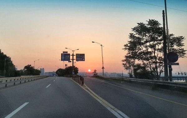 [내일과 일요일 날씨] 오늘 밤부터 일요일 아침까지 내륙에 안개가 짙게 끼겠다. 내일은 낮부터 흐려지고 오늘보다 기온이 약간 내려가겠다. 사진은 22일 오후 한강에서 바라본 일몰 모습.  /신윤희 기자