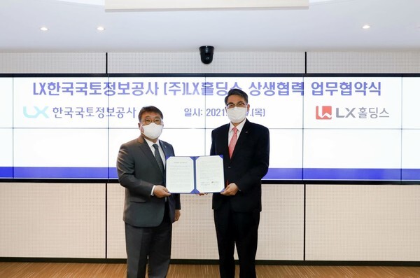 LX한국국토정보공사와 LX홀딩스가 상호 및 상표 사용 관련하여 최종 합의했다. 사진은 (왼) LX홀딩스 송치호 사장 (오) LX한국국토정보공사 김정렬 사장(LX한국국토정보공사 제공)