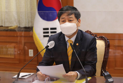 가상자산 거래 관리방안을 발표하는 구윤철 국무조정실장