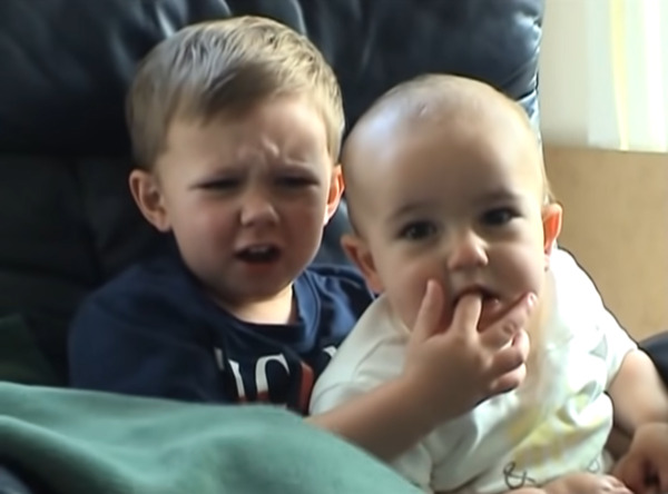  사진= 유투브 영상 캡쳐 ... 'Charlie bit my finger - again !' 