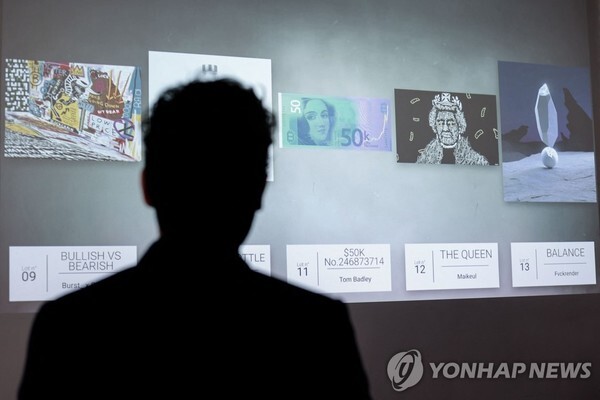 관람객이 NFT로 구현된 전시품을 보고 있다. (사진=AFP-연합통신 제공)