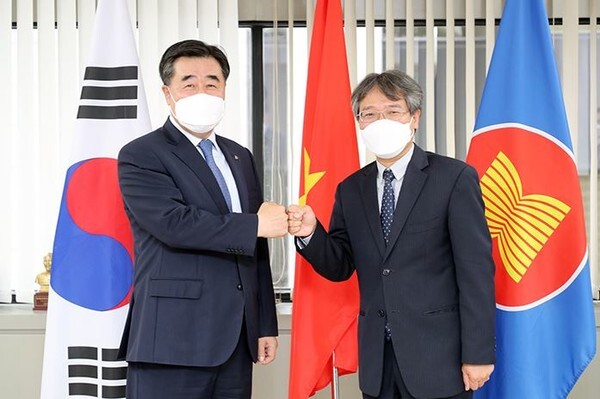 대우건설 김형 사장이 응우옌 부 뚱 주한베트남대사와 면담을 가졌다.(사진, 대우건설 제공)