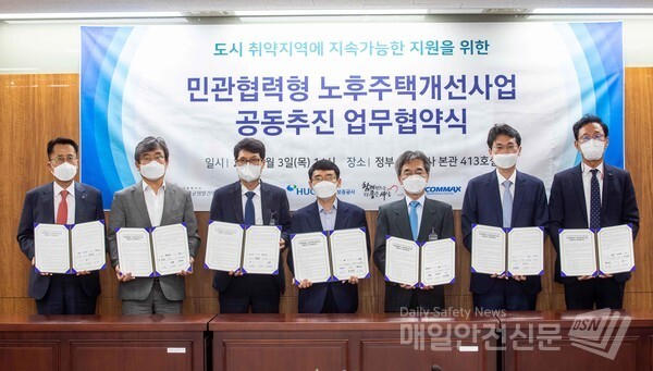 KCC가 국토교통부와 대통령 직속 국가균형발전위원회가 주관하는 범 정부 차원의 프로젝트 ‘새뜰마을 사업’에 4년째 함께하며 저소득층 주민의 생활 안정을 위한 노력에 힘쓰고 있다. (사진, KCC 제공)