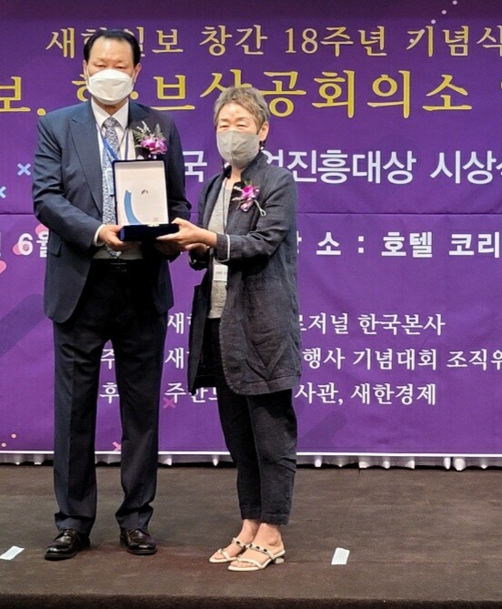 이광희 한국 수면 건강진흥원장이 대한민국 산업진흥대상 수면건강 부문에서 수상했다.(사진, 서인석 한국대중문화예술진흥원장 제공)