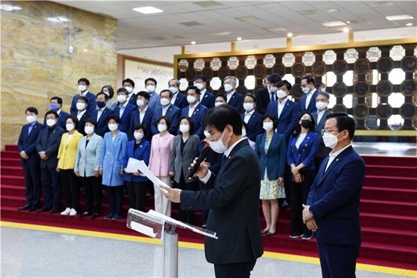 국회 본청 로텐더홀 앞에 모여 ‘미얀마의 평화와 민주주의 회복을 위한 국회의원 모임’ 결성식을 9일 진행했다./