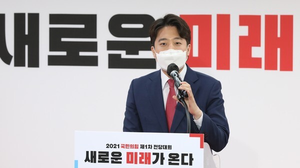 국민의힘 이준석 새 대표(왼쪽)가 11일 서울 여의도 중앙당사에서 열린 전당대회에서 당선 직후 수락연설을 하고있다. /연합뉴스
