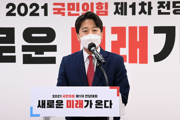 전당대회장에서 이중석 대표가 수락연설을 하고 있다. (사진, 연합뉴스)