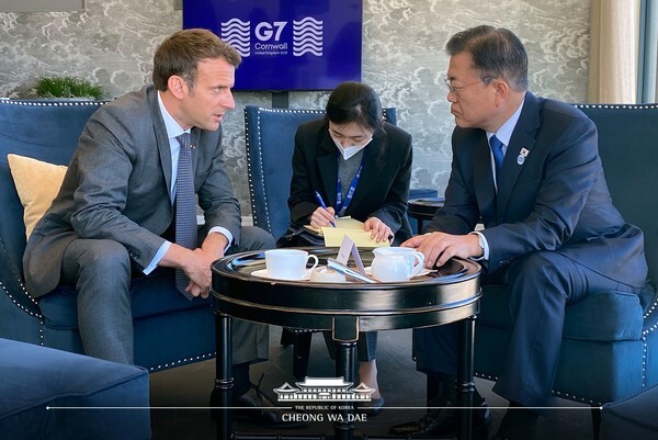 文 대통령과 마크롱 프랑스 대통령이  G7 정상회의에서 '약식회담'을 가졌다./청와대 제공