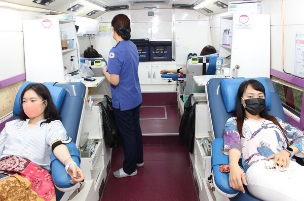 한국승강기안전공단 직원들이 코로나19 극복을 위한 헌혈봉사에 참가했다.(사진, 한국승강기안전공단 제공)