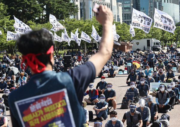 16일 오전 서울 여의도공원에서 택배노조 대규모 집회가 이어지고 있다. (사진, 연합뉴스)