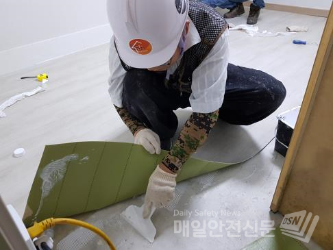 장판공사 하는 모습 (사진, 서울시 제공)