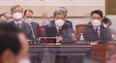 18일 오전 서울 여의도 국회에서 열린 법제사법위원회 전체회의에서 김상환 법원행정처장(왼쪽 두번째)이  김명수 대법원장 공관에서 벌어진 한진법무팀 만찬에 대해 질의받고 있다./연합뉴스