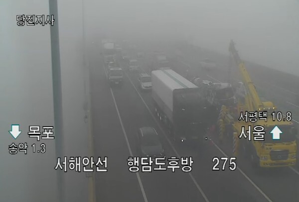 20일 오전 짙은 안개로 다중추돌 사고가 빚어진 서해안고속도로 서해대교 인근에서 사고처리가 진행되는 가운데 차량들이 서행하고 있다. /로드플러스 영상 캡처