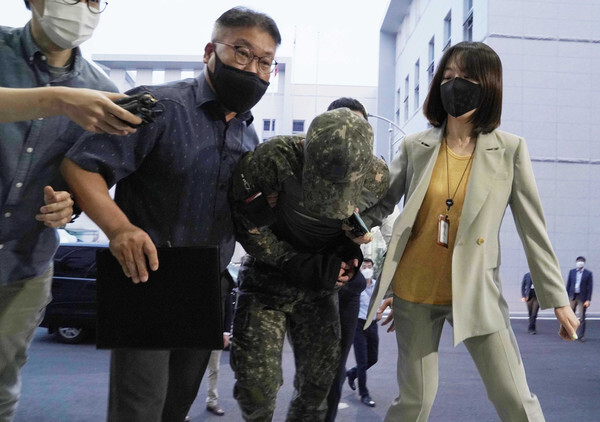 구속영장실질심사를 받기 위해 국방부 보통군사법원에 압송 되고 있는 장중사 (사진, 연합뉴스)