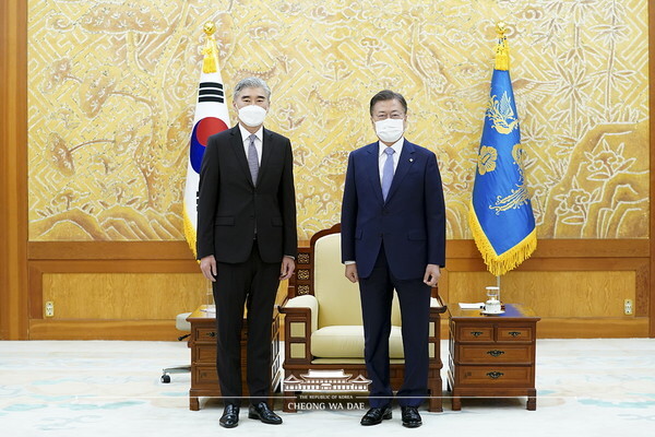 문재인 대통령, ‘성 김’ 미국 대북특별대표 접견/청와대 제공