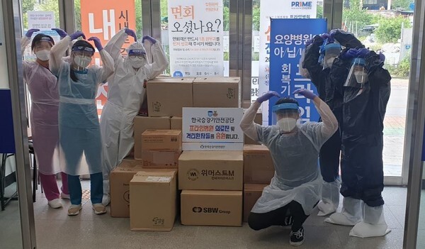 한국승강기안전공단이 코로나19 확진자 발생 병원에 구호물품을 전달했다.(사진, 한국승강기안전공단 제공)