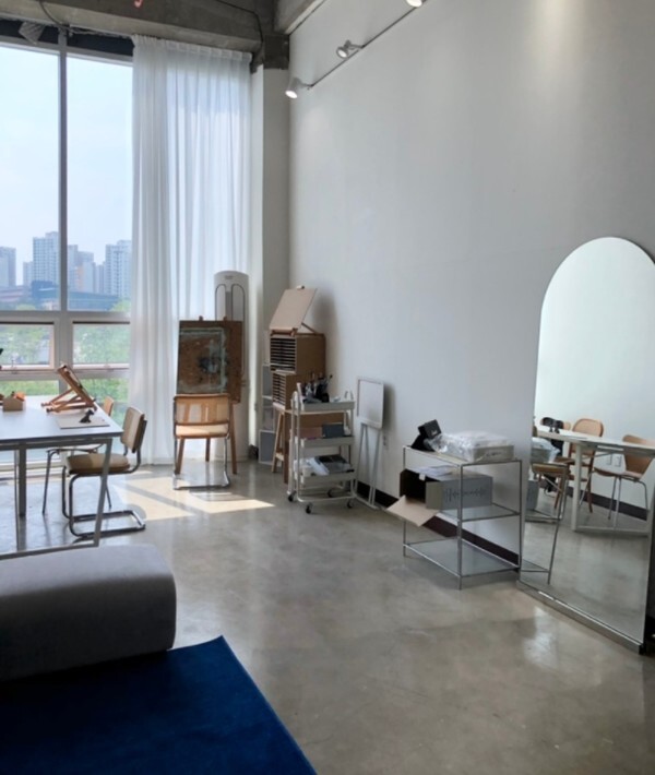 사진설명= 4BA아뜰리에 화실의 내부 모습