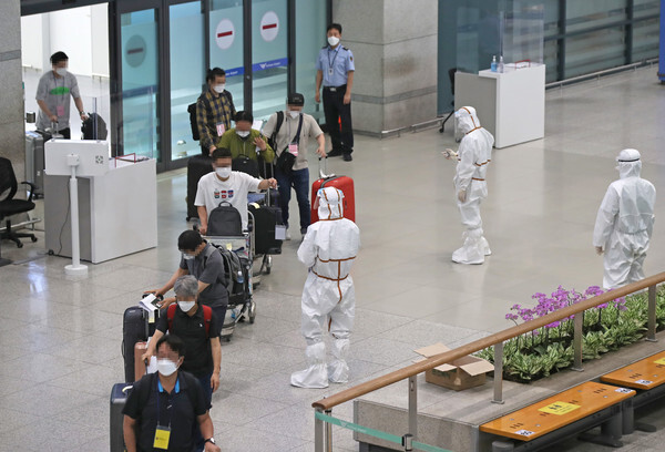 인천국제공항 제 1터미널 입국장에 인도발 비행기 입국자들의 모습 (사진, 연합뉴스 제공)