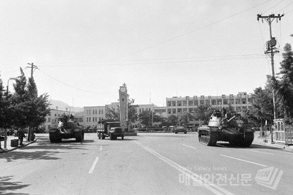 前 아시아 월스트리트저널 ‘노먼 소프’가 촬영한 계엄군 모습 (사진, 문체부 제공)