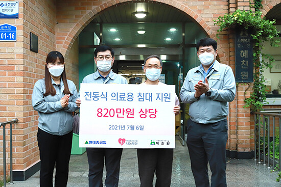 이날 전달식에는 급여 1%나눔에 동참하고 있는 현대중공업 김영준 기장과 현대중공업 사내 봉사동호회로서 올해로 18년째 혜진원에서 매월 정기 봉사를 펼치고 있는 손사랑회의 이창우 회장 등이 참석했다./현대重그룹 제공
