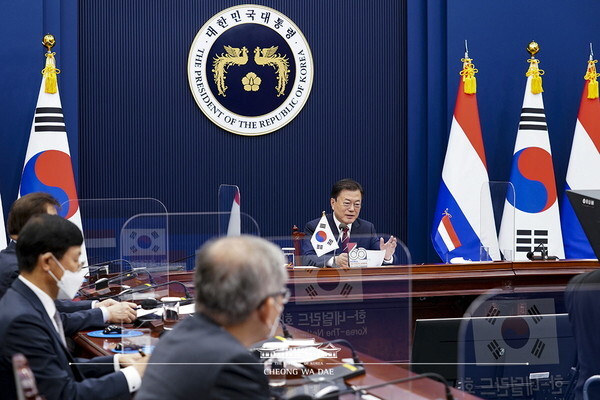 한·-네덜란드 화상 정상회담중인 문재인 대통령/청와대 제공
