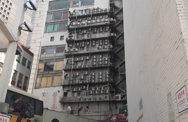 서울 중구 한 건물 외벽에 붙어있는 에어컨 실외기 (사진, 신윤희 기자)