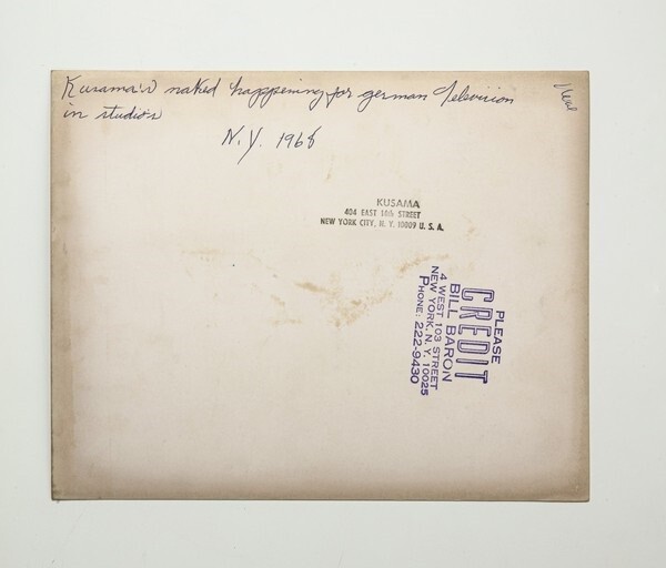 'The Obliterate of Monalisa with Polka Dots' 퍼포먼스 뒷장, 이 사진을 찍은 빌 바론과 쿠사마의 주소가 새겨진 소인이 찍힌 오리지널 흑백 사진이다. 1960년대 후반에 쿠사마는 뉴욕 전역에서 누드 해프닝 등 여러 퍼포먼스를 펼쳤다. (사진=콜론비아츠 제공)