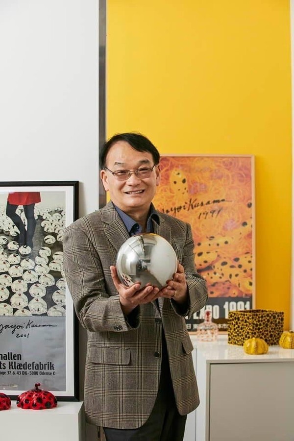 쿠사마의 작품세계에 심취해 삶의 궤적을 따라간 수집가 위승용 씨. (사진=콜론비아츠 제공)