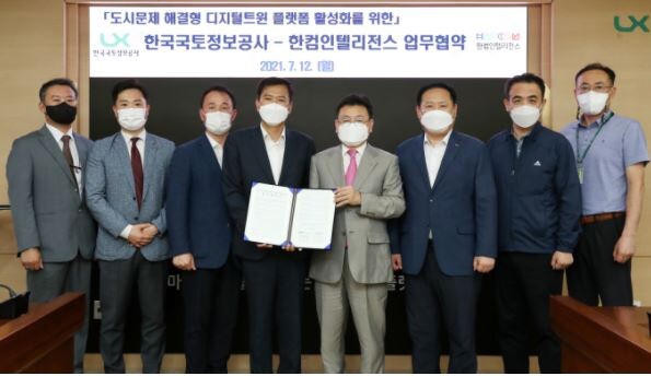 LX공사 최송욱 공간정보본부장(오른쪽에서 네 번째)과 한컴인텔리전스 지창건 대표이사(왼쪽에서 네 번째)가 7월12일 ‘도시문제 해결형 디지털트윈 플랫폼 활성화’를 위한 업무협약을 체결했다. (사진, LX한국국토정보공사 제공)
