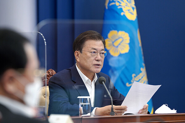 문재인 대통령이 12일 오후 청와대에서 열린 ‘코로나19 대응 수도권 특별방역점검회의’에서 발언하고 있다/청와대 제공