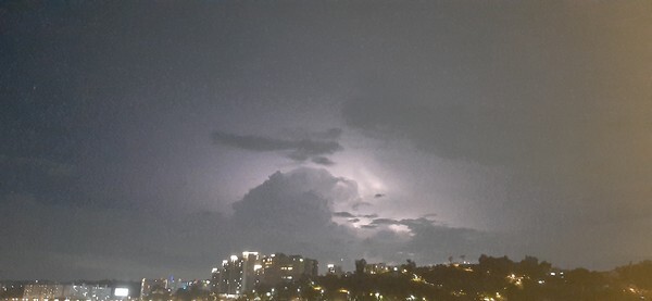 19일 전국 대부분 지역에서 밤까지 돌풍과 천둥·번개를 동반한 소나기가 예상되는 가운데 18일 밤 하늘에 번개가 치고 있다. /신윤희 기자